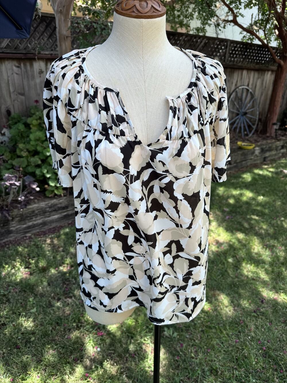 LOFT Floral Pattern Blouse Women’s M Black Beige White Short Sleeve Keyhole Top